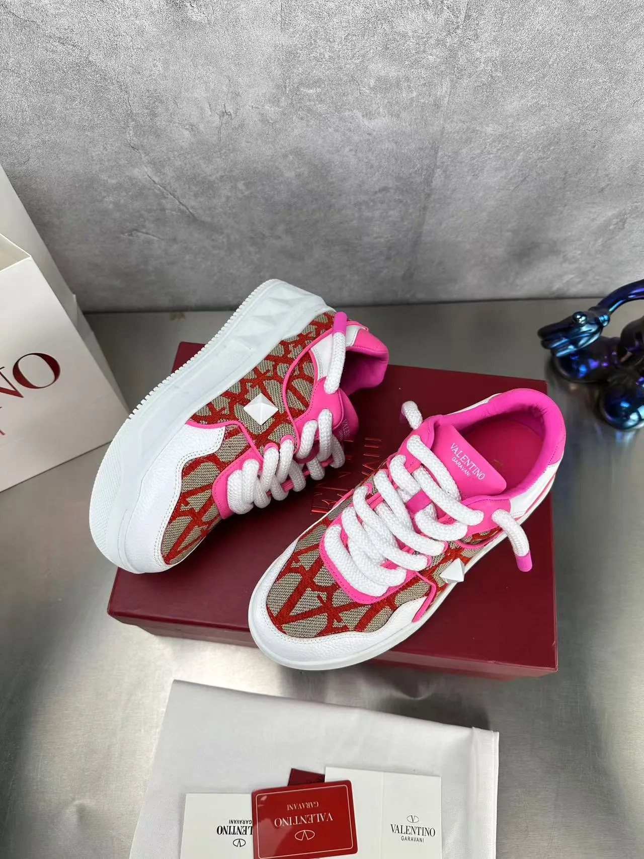 👟👟Ex-factory price 640👟👟 🔺Valentino🔺Valentino new casual shoes 2023 latest model hot style for catwalk couples, thick shoelaces, the same style as Elsa Hosk, Zhang Yixing, Guan Xiaotong and many other stars 🔥 Top version + lasting process, full oil edge on the upper. Fabric: Customized cowhide + cowhide lining with breathable mesh. Outsole: original molded TPU thickened outsole. Size for women is 35-40. Men’s size is 39-45.